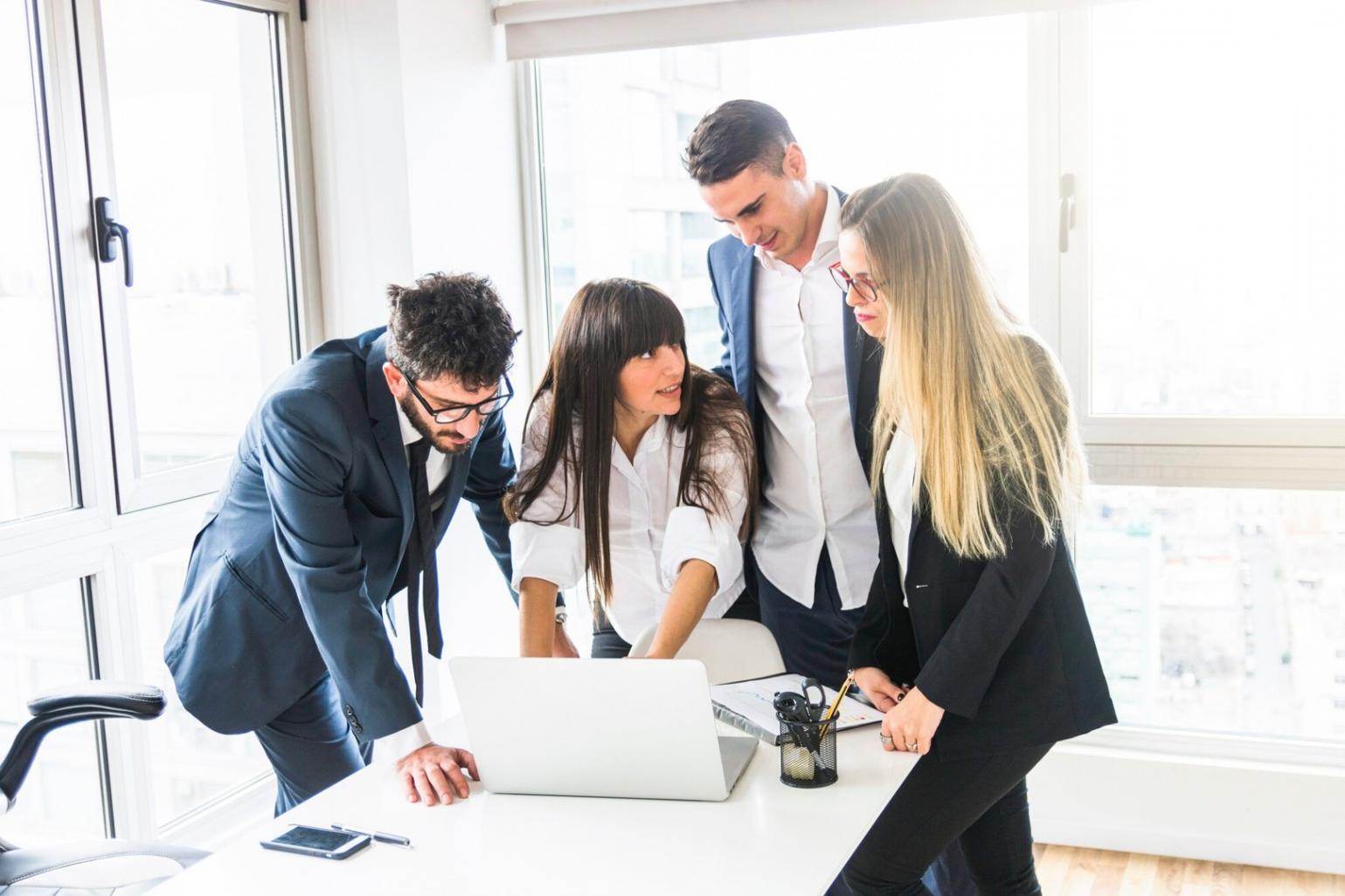 Team virexoluneth bei der Finanzplanung